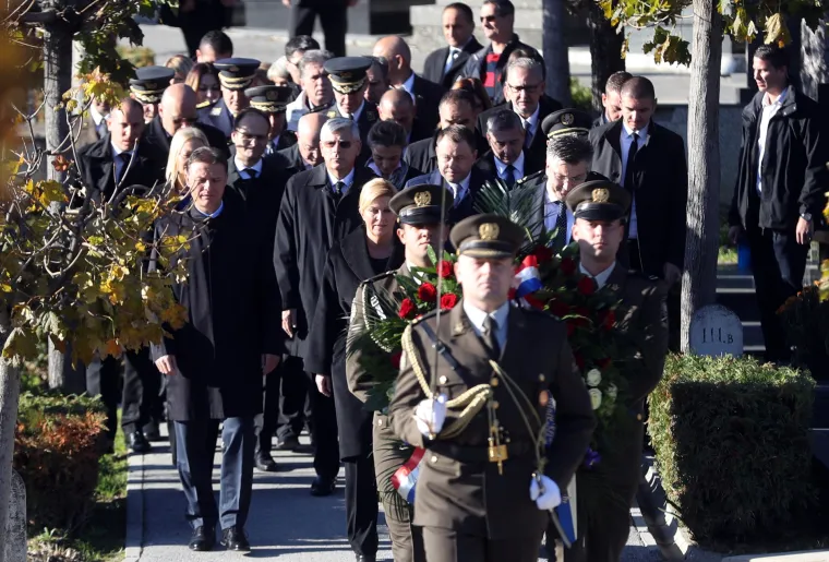 Državni vrh položio vijence i zapalio svijeće na groblju Mirogoj