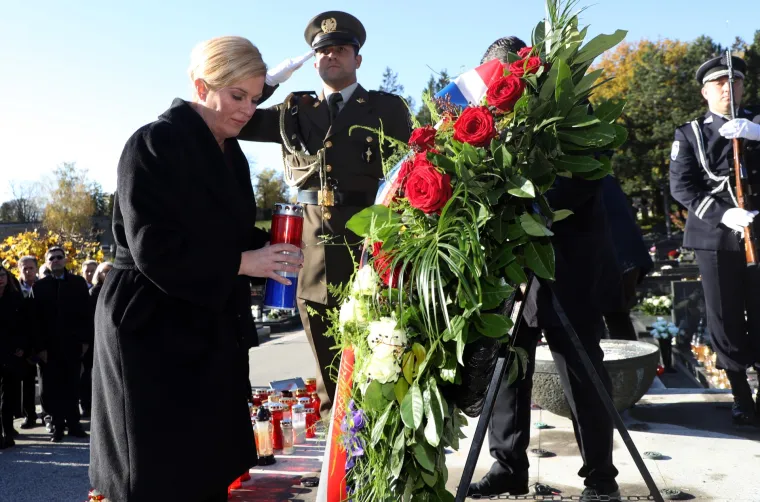 Državni vrh položio vijence i zapalio svijeće na groblju Mirogoj