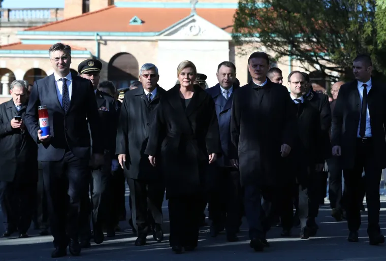 Državni vrh položio vijence i zapalio svijeće na groblju Mirogoj