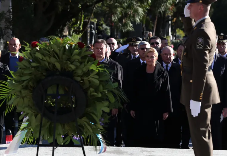 Državni vrh položio vijence i zapalio svijeće na groblju Mirogoj