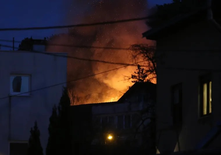 U Bjelolasičkoj ulici u Mlinovima jučer je planula kuća.