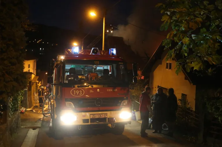 U Bjelolasičkoj ulici u Mlinovima jučer je planula kuća.