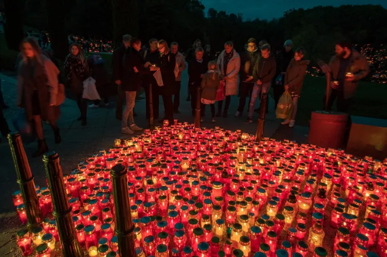 Povodom blagdana Svih svetih građani diljem Hrvatske obilaze posljednja počivalista najmilijih.