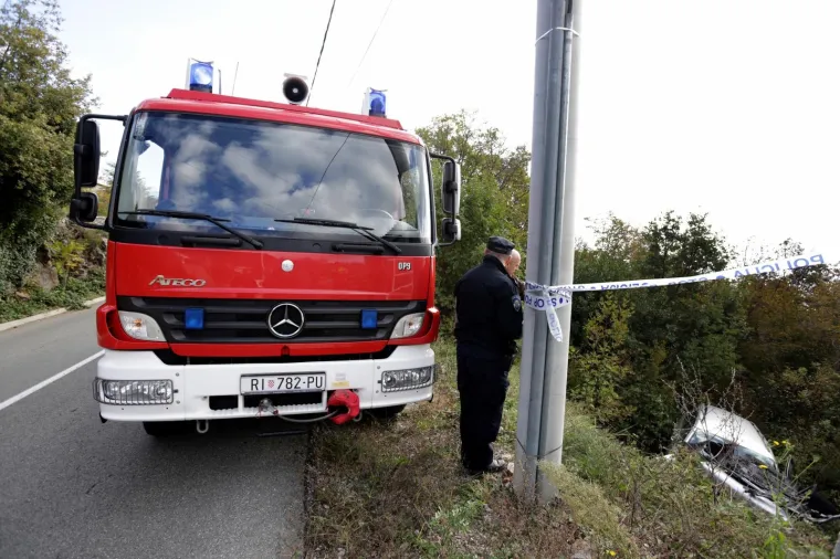 Passat sletio u provaliju, vozač poginuo na mjestu