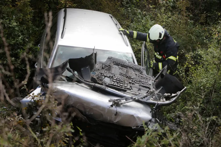 Prilikom slijetanja automobila u provaliju u srijedu ujutro na području Matulja poginuo je vozač, izvijestila je primorsko-goranska Policijska uprava.  Volkswagen Passat riječkih registracijskih oznaka jutros je sletjelo u provaliju u naselju Bregi na području Matulja. Vozač je poginuo na mjestu.
