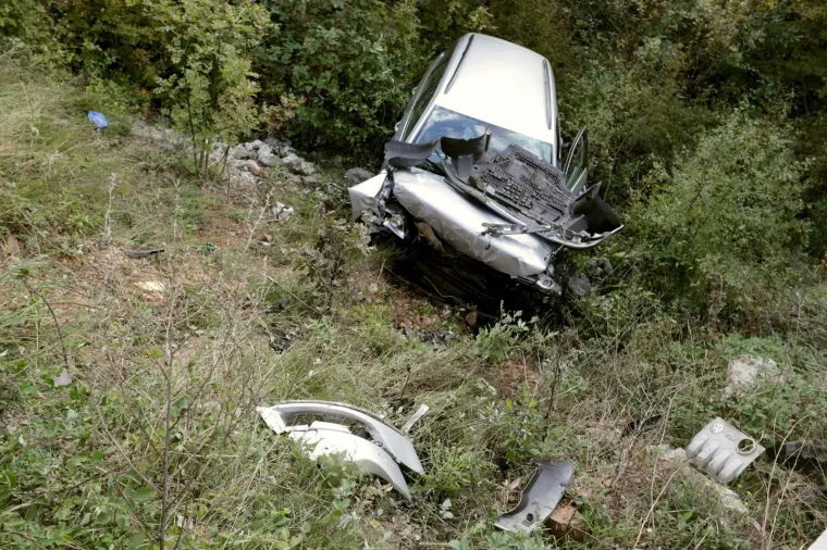 Passat sletio u provaliju, vozač poginuo na mjestu