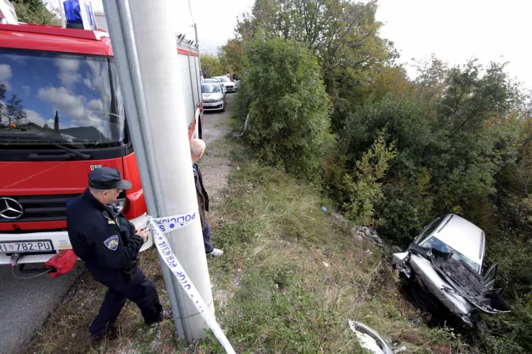 Passat sletio u provaliju, vozač poginuo na mjestu