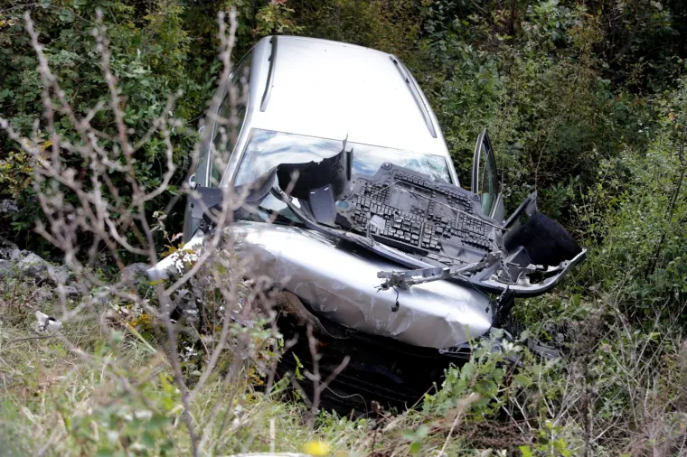 Passat sletio u provaliju, vozač poginuo na mjestu