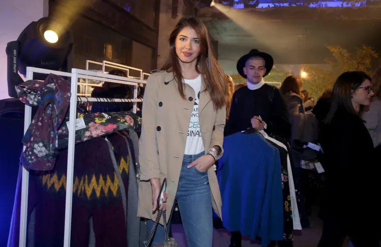 VELIKE GUŽVE NA POČETKU PRODAJE KOLEKCIJE ERDEM: U gomili kupaca snimljena i neka poznata lica