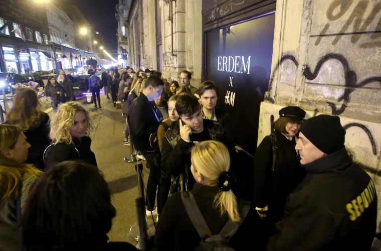 VELIKE GUŽVE NA POČETKU PRODAJE KOLEKCIJE ERDEM: U gomili kupaca snimljena i neka poznata lica