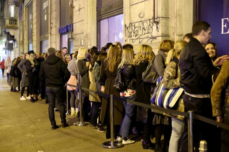 VELIKE GUŽVE NA POČETKU PRODAJE KOLEKCIJE ERDEM: U gomili kupaca snimljena i neka poznata lica