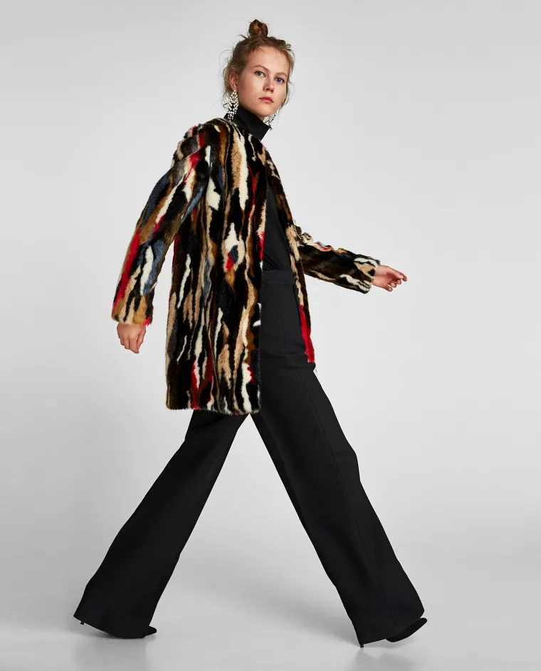 Raznobojni 'teddy bear' kaput od umjetnog krzna, Zara, 599,90 kuna