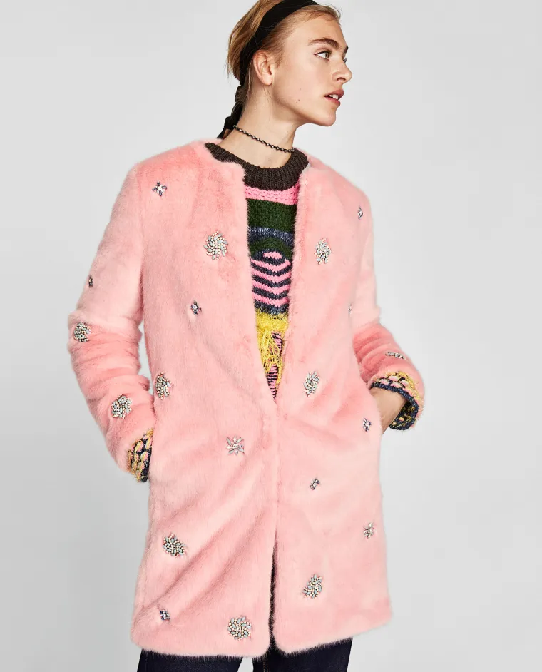 Kaput od umjetnog krzna sa svjetlucavim ukrasima, Zara, 599,90 kuna