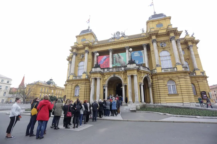 Red ispred Hrvatskog Narodnog kazalista zbog kupovine ulaznica za predstavu Orašar   protezao se preko cijelog Trga Republike Hrvatske.  Sve izvedbe  najizvođenijeg baleta na svijetu u HNK-a su rasprodane do sredine 12. mjeseca.
