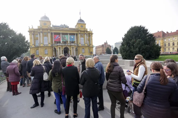 [FOTO] VELIKA GUŽVA ZBOG BALETA HNK: Čitav Trg Republike Hrvatske pun ljudi koji čekaju kartu za Orašara
