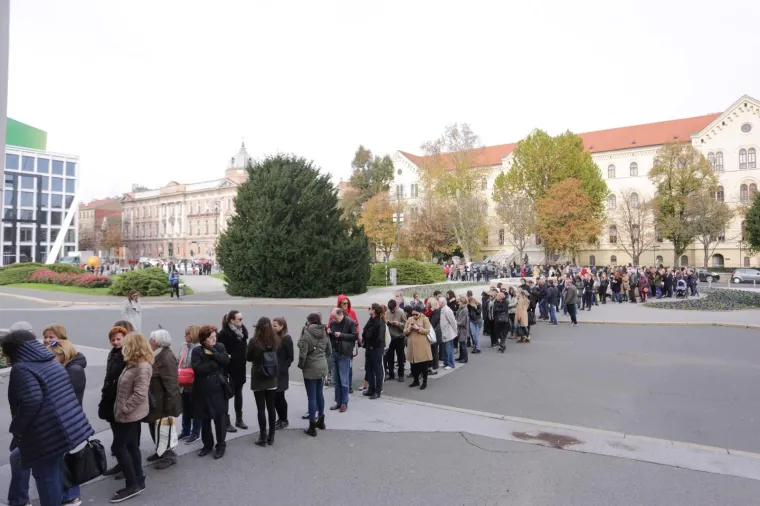 [FOTO] VELIKA GUŽVA ZBOG BALETA HNK: Čitav Trg Republike Hrvatske pun ljudi koji čekaju kartu za Ora&scaron;ara