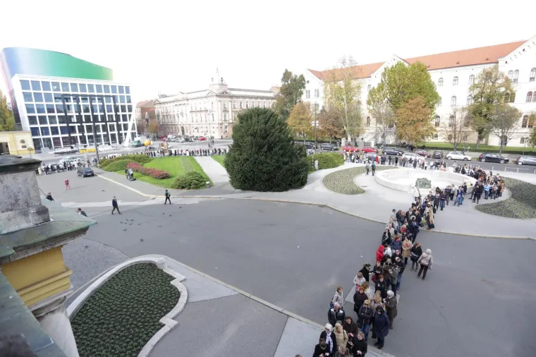 [FOTO] VELIKA GUŽVA ZBOG BALETA HNK: Čitav Trg Republike Hrvatske pun ljudi koji čekaju kartu za Ora&scaron;ara