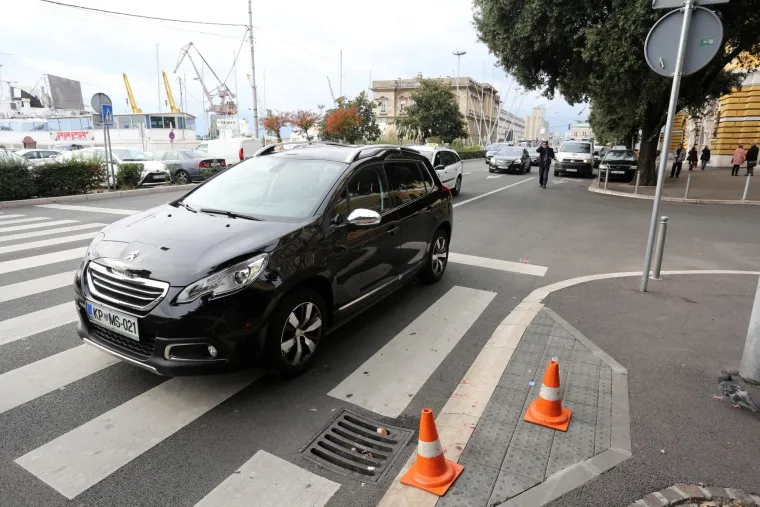 Nesreća u Rijeci: osobnim automobilom na pje&scaron;ačkom prijelazu udario pje&scaron;akinju