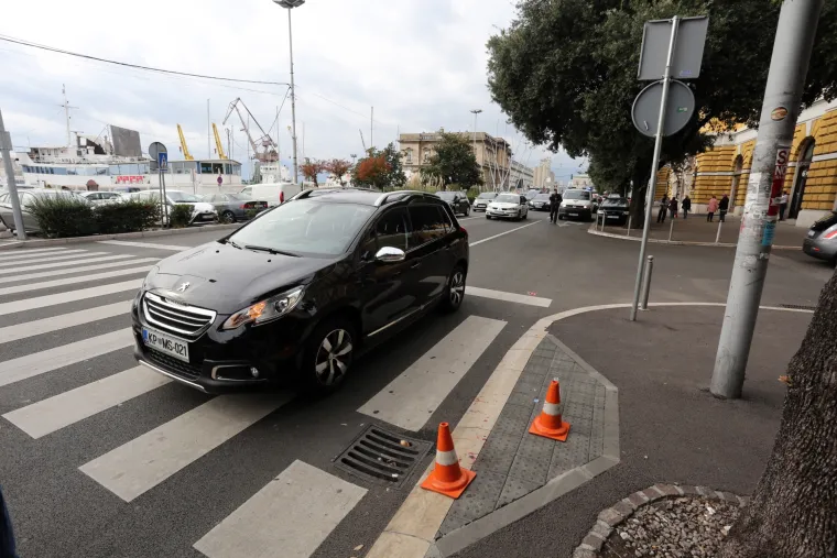 Nesreća u Rijeci: osobnim automobilom na pje&scaron;ačkom prijelazu udario pje&scaron;akinju