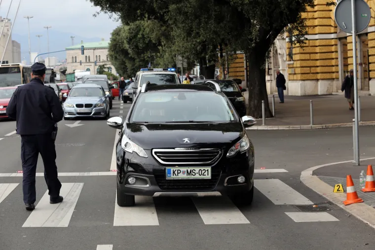 Nesreća u Rijeci: osobnim automobilom na pje&scaron;ačkom prijelazu udario pje&scaron;akinju