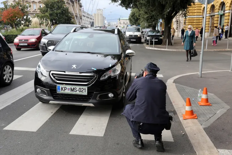 Nesreća u Rijeci: osobnim automobilom na pje&scaron;ačkom prijelazu udario pje&scaron;akinju