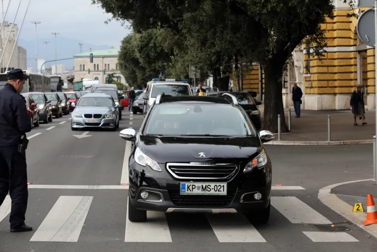 Nesreća u Rijeci: osobnim automobilom na pje&scaron;ačkom prijelazu udario pje&scaron;akinju