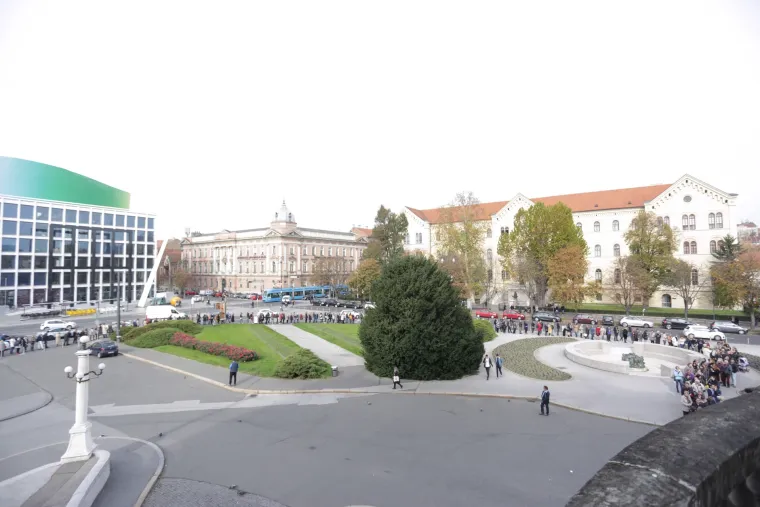 Zagreb: ispred HNK nezapamćena gužva, u prodaju pu&scaron;tene ulaznice za predstavu Ora&scaron;ar