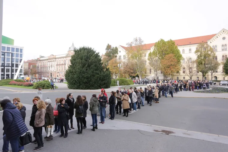 Zagreb: ispred HNK nezapamćena gužva, u prodaju pu&scaron;tene ulaznice za predstavu Ora&scaron;ar