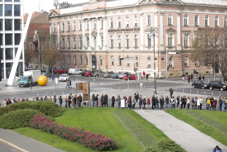 Zagreb: ispred HNK nezapamćena gužva, u prodaju pu&scaron;tene ulaznice za predstavu Ora&scaron;ar