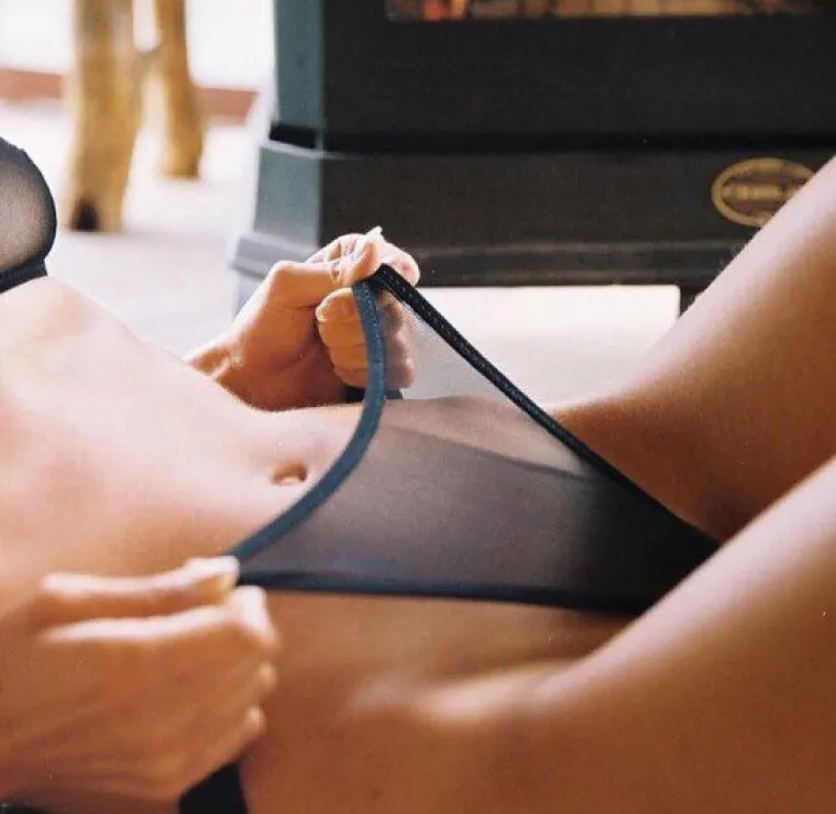 KUŽE LI ONE DA SE SVE VIDI? Misle da je dovoljno to &scaron;to su navukle malo čipke i najlonki...