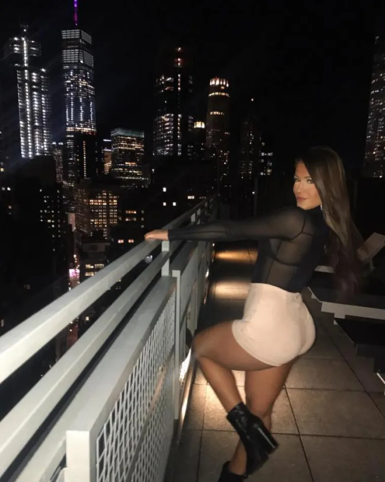 KUŽE LI ONE DA SE SVE VIDI? Misle da je dovoljno to &scaron;to su navukle malo čipke i najlonki...