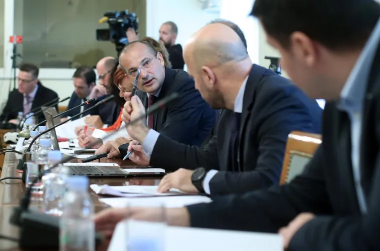 Pred istražnim povjerenstvom za Agrokor svjedočio Stjepan Mesić