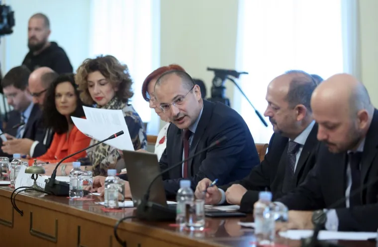 Pred istražnim povjerenstvom za Agrokor svjedočio Stjepan Mesić