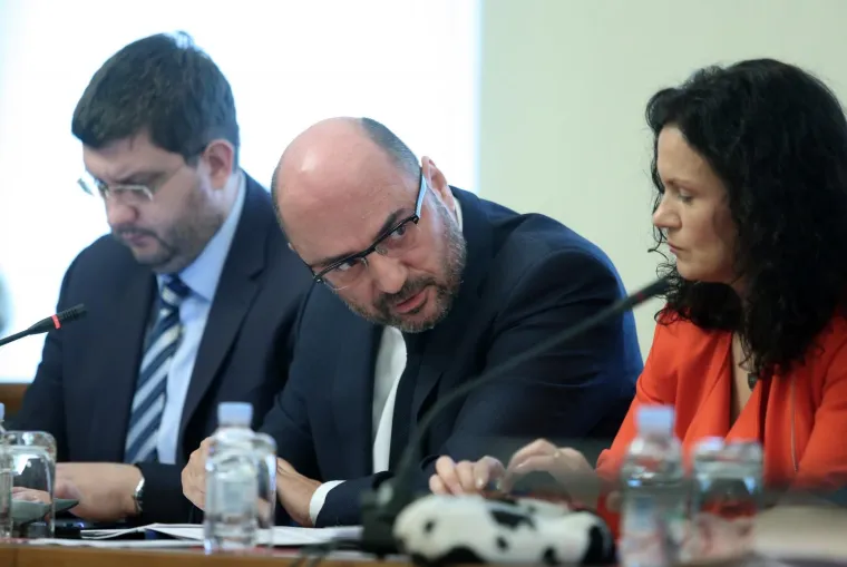 Pred istražnim povjerenstvom za Agrokor svjedočio Stjepan Mesić
