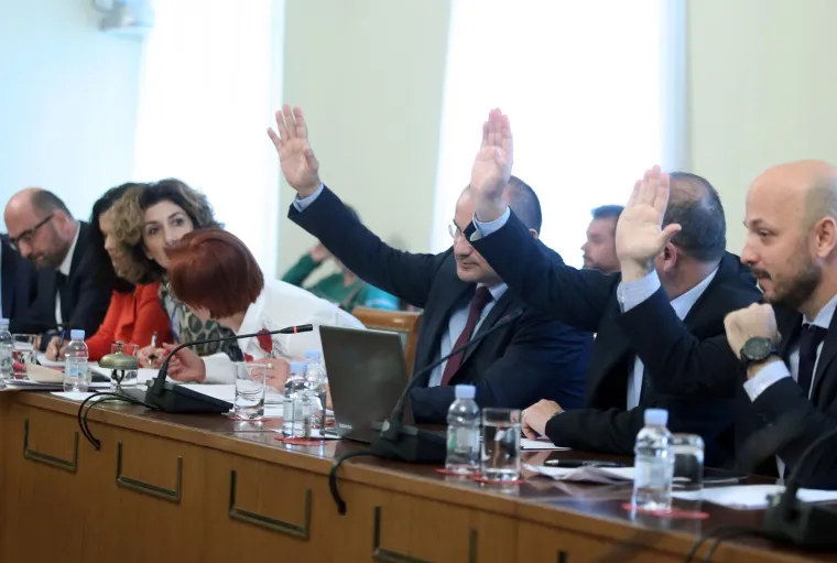 Pred istražnim povjerenstvom za Agrokor svjedočio Stjepan Mesić