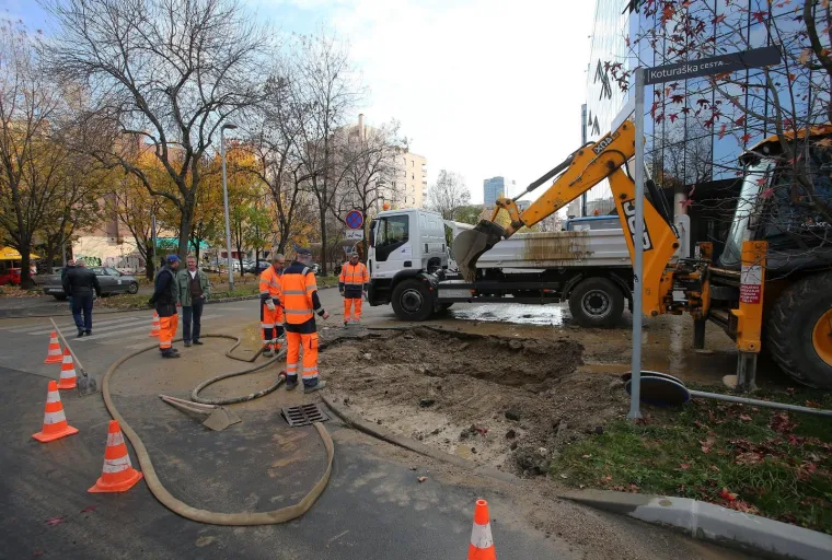 VELIKI PROBLEMI U CENTRU ZAGREBA: Puknula vodovodna cijev i poplavila obližnju ulicu i garaže