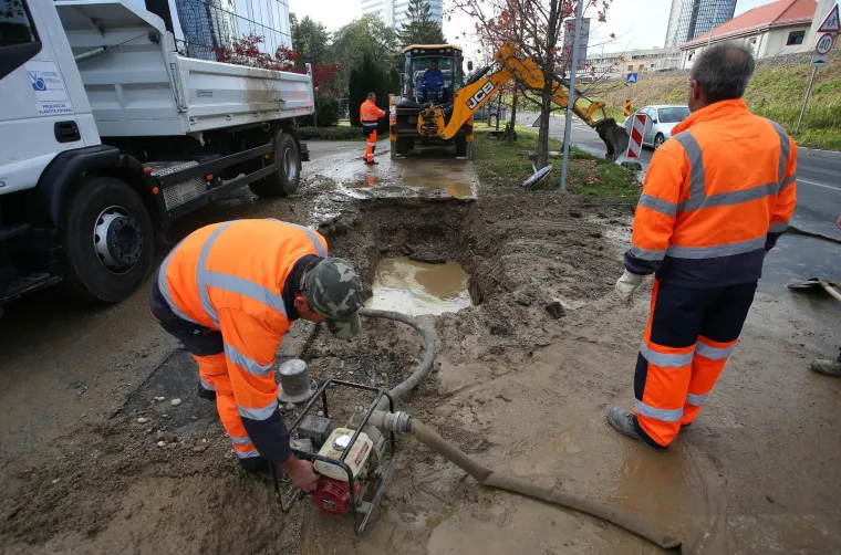 VELIKI PROBLEMI U CENTRU ZAGREBA: Puknula vodovodna cijev i poplavila obližnju ulicu i garaže