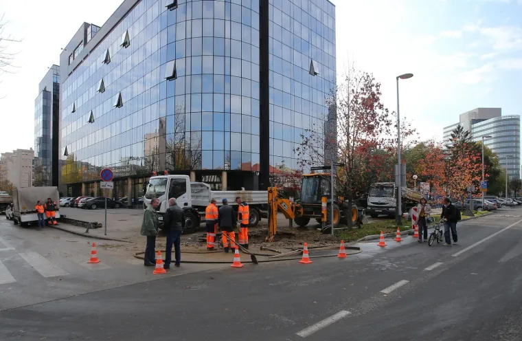 VELIKI PROBLEMI U CENTRU ZAGREBA: Puknula vodovodna cijev i poplavila obližnju ulicu i garaže