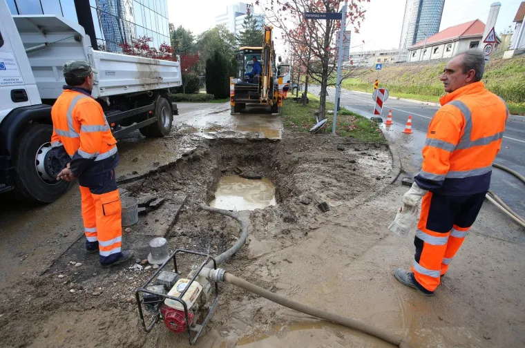 Vodovodna cijev puknula je jutros na raskrižju Koranske i Koturaške ulice te poplavila obližnju podzemnu garažu i ulicu. Voda je brzo ispumpana, a radnici popravljaju cijev.