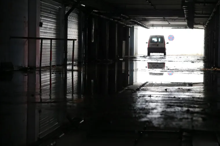 VELIKI PROBLEMI U CENTRU ZAGREBA: Puknula vodovodna cijev i poplavila obližnju ulicu i garaže