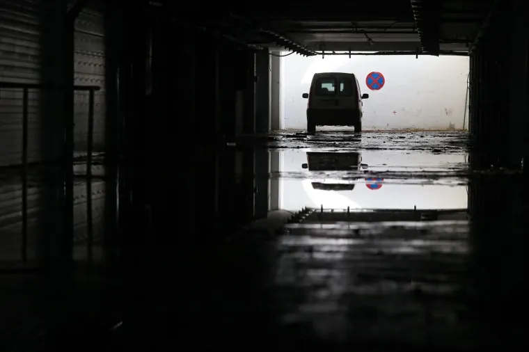 VELIKI PROBLEMI U CENTRU ZAGREBA: Puknula vodovodna cijev i poplavila obližnju ulicu i garaže