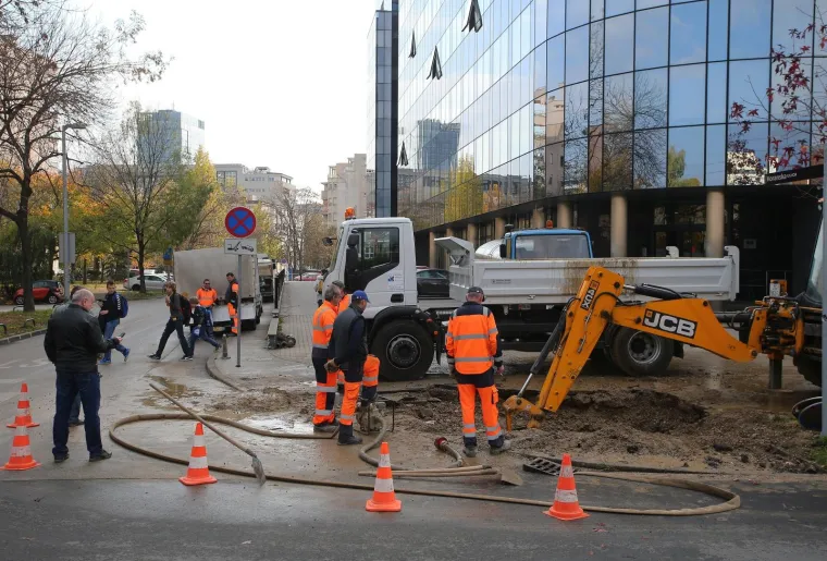 VELIKI PROBLEMI U CENTRU ZAGREBA: Puknula vodovodna cijev i poplavila obližnju ulicu i garaže