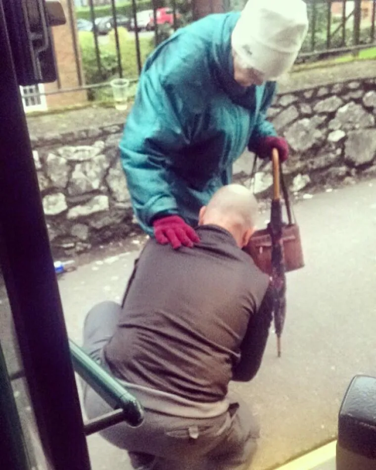 Starica se spotaknula izlazeći iz autobusa. Vozač je primijetio kako su joj vezice na cipelama odvezane te je zaustavio vozilo i izašao van kako bi joj pomogao zavezati ih.