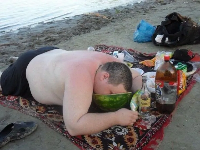 Ljudi koji se uspiju napiti do besvijesti iz nekog razloga to rade redovito. Čini se da iz svojih pogrešaka nikad ne nauče, no možda će se promijeniti kada na društvenim mrežama vide svoje pijane dogodovštine. Neke od njih okupili smo u galeriji.