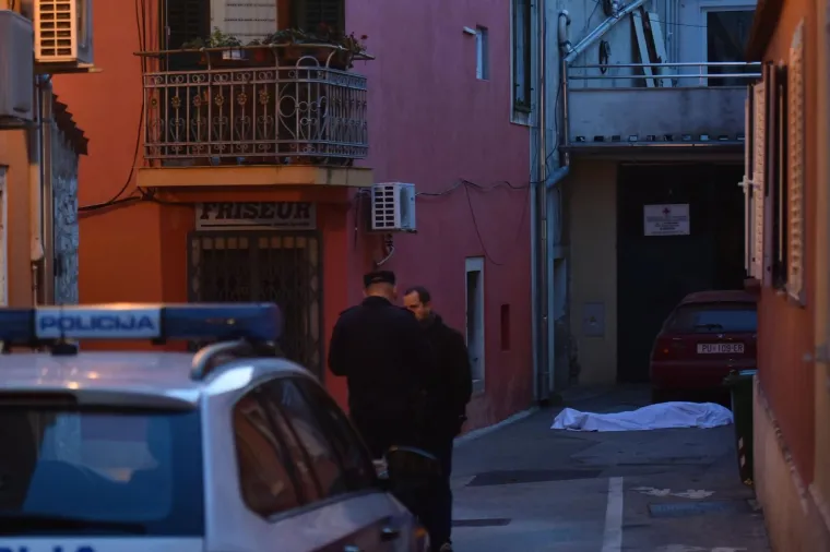 Vozilo marke Mercedes, kojim je upravljao Tony Cetinski udarilo je u tijelo mu&scaron;karca koji je ležao na kolniku.