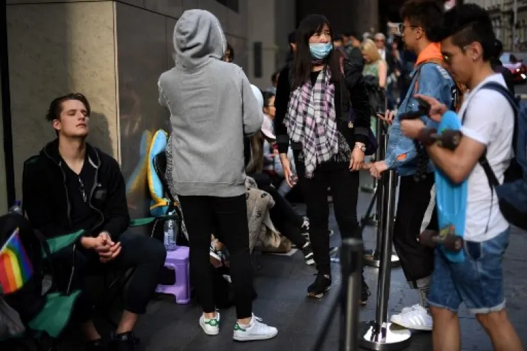 Od Australije do Kanade, tisuće ljudi čekali su ispred Applevoih trgovina i po cijeli dan kako bi se danas konačno domogli svojih prilično skupih gadgeta