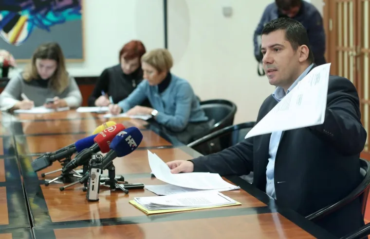 Na konferenciji za novinare, Klub zastupnika Mosta nezavisnih lista danas je predstavio dokumentaciju &ldquo;koja dokazuje odgovornost visokih državnih dužnosnika za slučaj Agrokor&rdquo;, o čemu je govorio Mostov saborski zastupnik Nikola Grmoja. Dokument koji je Grmoja podijelio novinarima kompromitira potpredsjednika Vlade iz 90-ih Vladimira &Scaron;eksa.