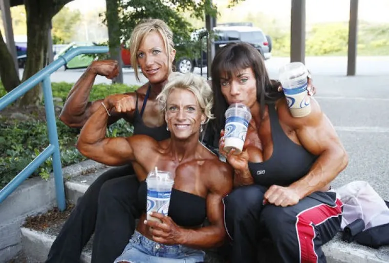 Žene koje se natječu u bodybuildingu ponekad svojim mišićima konkuriraju muškim kolegama. U nastavku smo okupili neke od njih pa pogledajte kako su se djevojke uspjele nabildati.