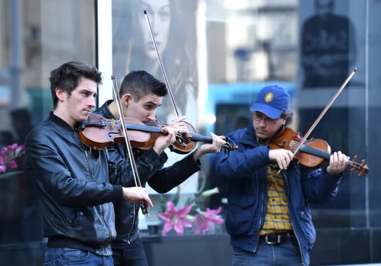 Lijepo vrijeme u Zagrebu izmamilo građane na uživanje u suncu s terasa kafića