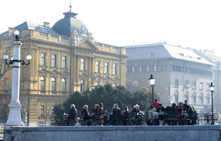 Lijepo vrijeme u Zagrebu izmamilo građane na uživanje u suncu s terasa kafića